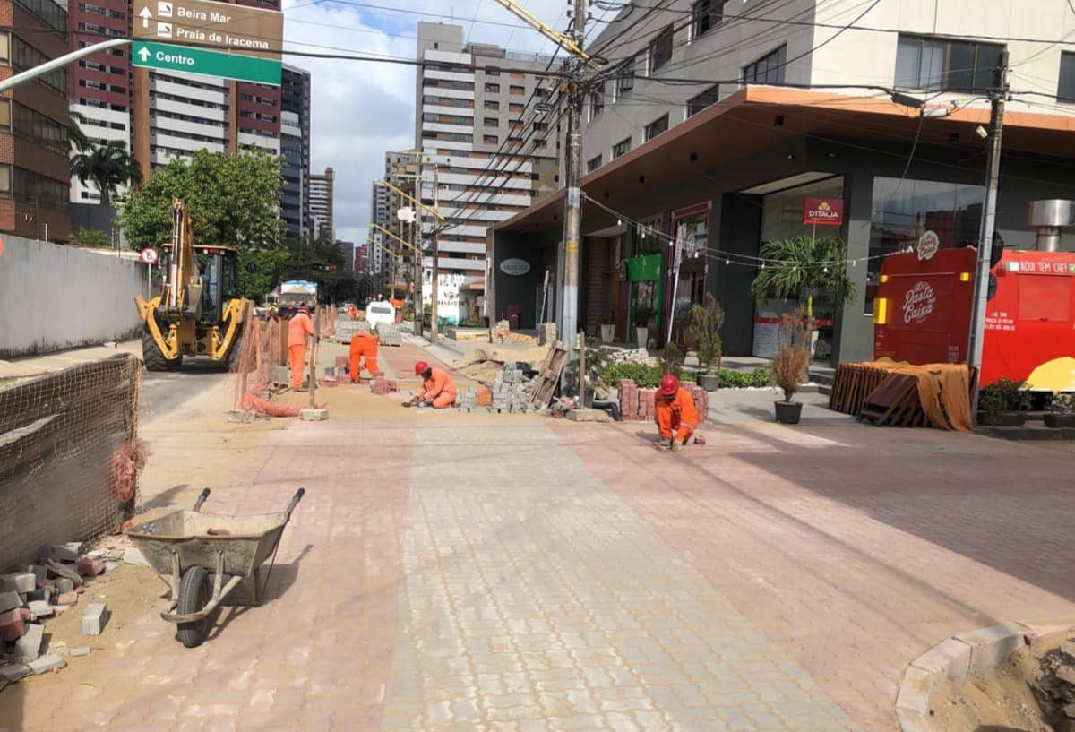 operário trabalhando em rua